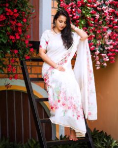 Meghana Gaonkar Instagram - 🌺
~
For @sankalpa_angadi styled by @sahanastylediary clicked by @framesbyvikaskakolu & make up by @makeovers_sudhanatesh