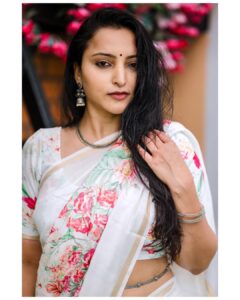 Meghana Gaonkar Instagram - 🌺
~
For @sankalpa_angadi styled by @sahanastylediary clicked by @framesbyvikaskakolu & make up by @makeovers_sudhanatesh