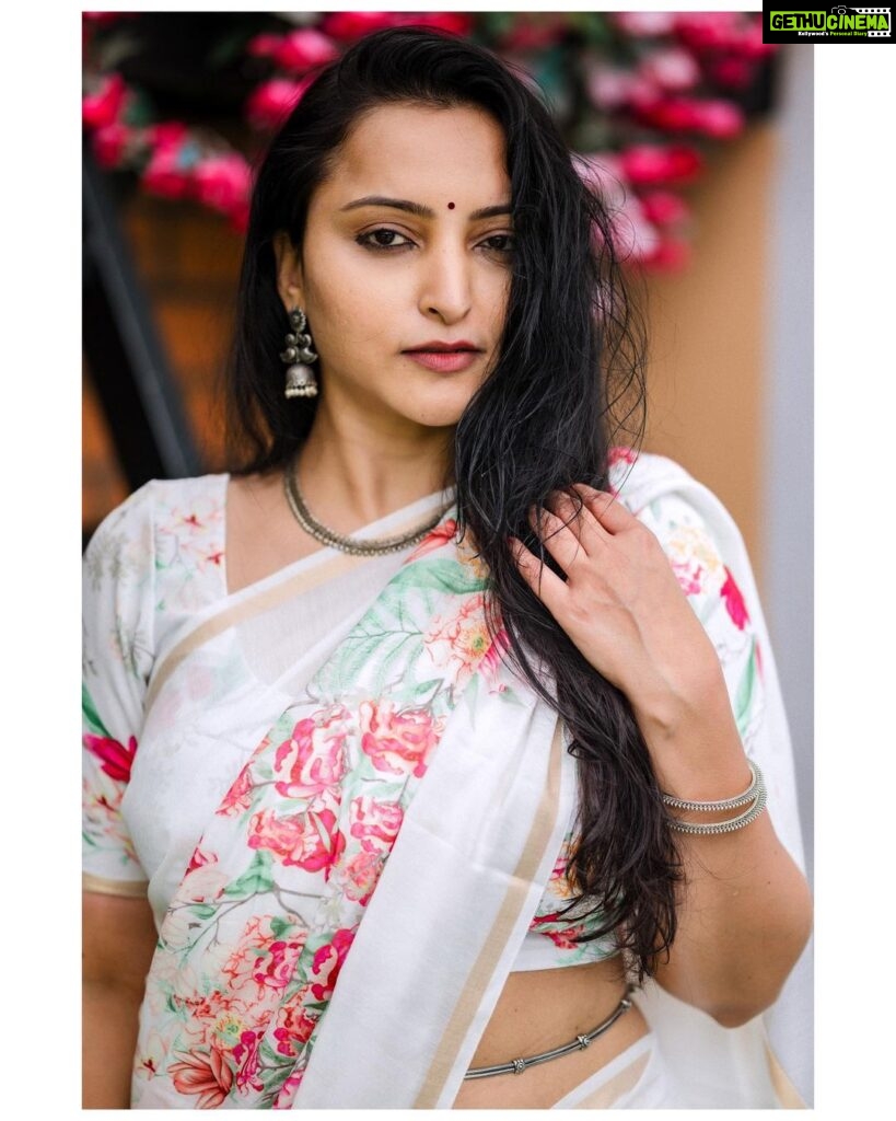 Meghana Gaonkar Instagram - 🌺 ~ For @sankalpa_angadi styled by @sahanastylediary clicked by @framesbyvikaskakolu & make up by @makeovers_sudhanatesh