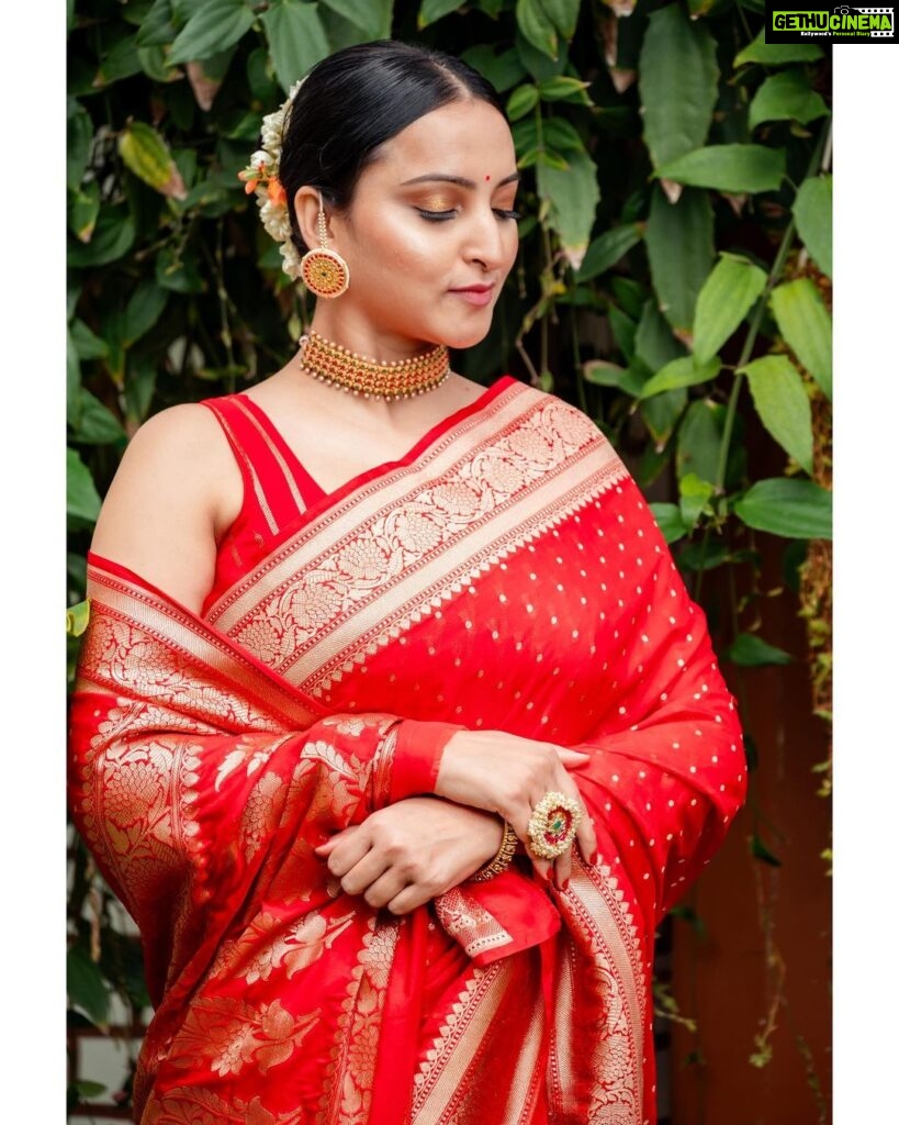 Meghana Gaonkar Instagram - My absolute favourites - Red and sarees. ♥💫 ~ Curated by @sankalpa_angadi Photography: @framesbyvikaskakolu Styling: @sahanastylediary Make up & Hair: @makeovers_sudhanatesh Blouse: @srilakshmi_fashion_mangalore