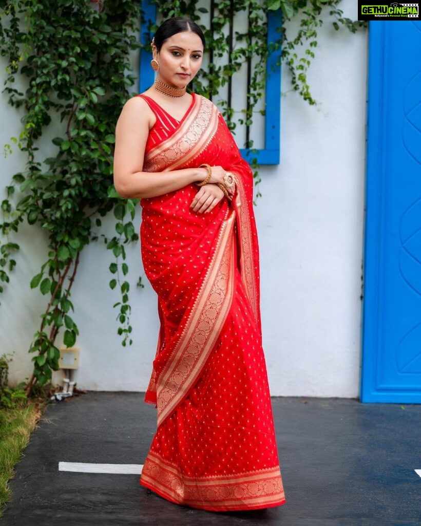 Meghana Gaonkar Instagram - My absolute favourites - Red and sarees. ♥💫 ~ Curated by @sankalpa_angadi Photography: @framesbyvikaskakolu Styling: @sahanastylediary Make up & Hair: @makeovers_sudhanatesh Blouse: @srilakshmi_fashion_mangalore