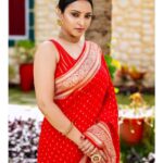 Meghana Gaonkar Instagram - My absolute favourites - Red and sarees. ♥️💫 ~ Curated by @sankalpa_angadi Photography: @framesbyvikaskakolu Styling: @sahanastylediary Make up & Hair: @makeovers_sudhanatesh Blouse: @srilakshmi_fashion_mangalore
