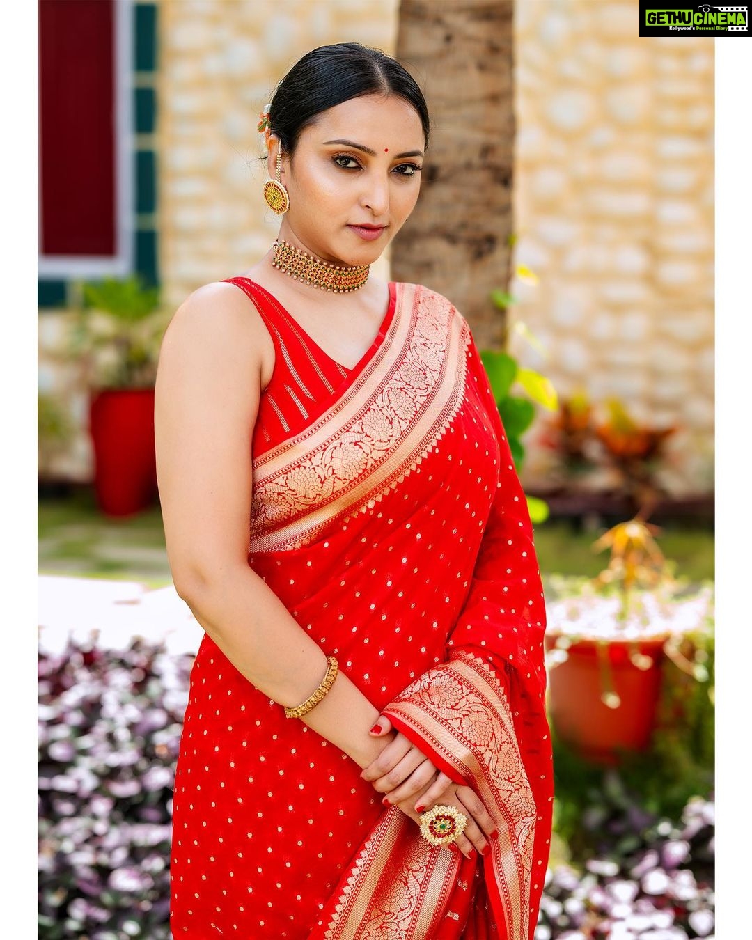 Meghana Gaonkar Instagram - My absolute favourites - Red and sarees. ♥️💫 ~ Curated by @sankalpa_angadi Photography: @framesbyvikaskakolu Styling: @sahanastylediary Make up & Hair: @makeovers_sudhanatesh Blouse: @srilakshmi_fashion_mangalore