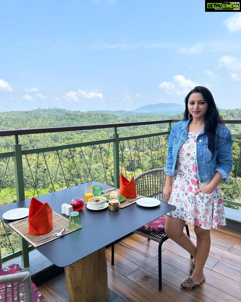 Meghana Gaonkar Instagram - Breakfast with a view🤌 ~ @greattrailswayanad @greattrailsbygrt #Wayanad #Kerala #BreakfastWithAView GReaT trails Wayanad by GRT Hotels