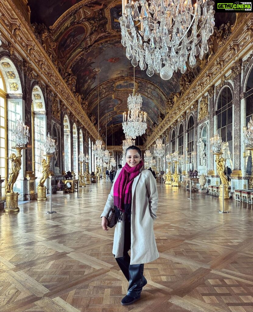 Meghana Gaonkar Instagram - This interior part of the Versailles palace will remain my absolute favourite coz of them chandeliers, such delightful creatures🤌 Check out my YouTube video on it. Link in bio. Subscribe & enjoy!