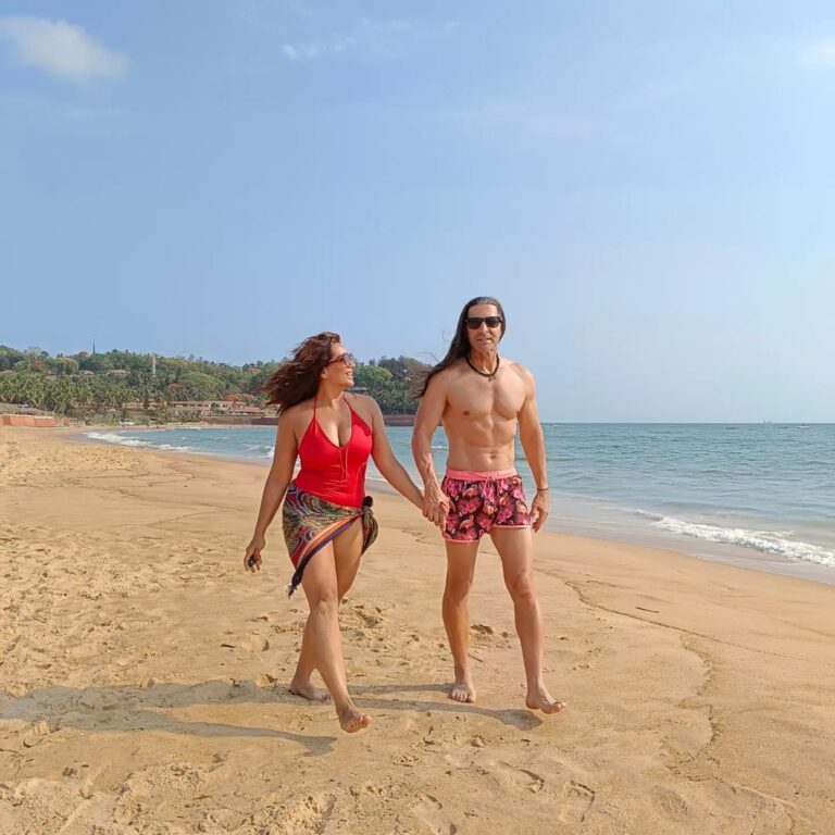Meghna Naidu Instagram - Date Day by the Beach with Mr. Husbandji ⛱️ @elitetennisdubai #goadiaries #goaindia #husbandandwife #couplelove #couplegoals #homesweethome Goa, Candolim Beach