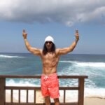 Meghna Naidu Instagram - Once upon a time I used to Oil my long hair on beach holidays... 🤣🤣🤣 Swipe to see hot photo of Mr. husbandji @elitetennisdubai #baliindonesia #bali #lembongan #beachlife #beachvibes