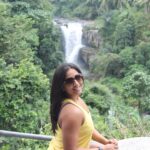 Meghna Naidu Instagram - Once upon a time I used to Oil my long hair on beach holidays... 🤣🤣🤣 Swipe to see hot photo of Mr. husbandji @elitetennisdubai #baliindonesia #bali #lembongan #beachlife #beachvibes