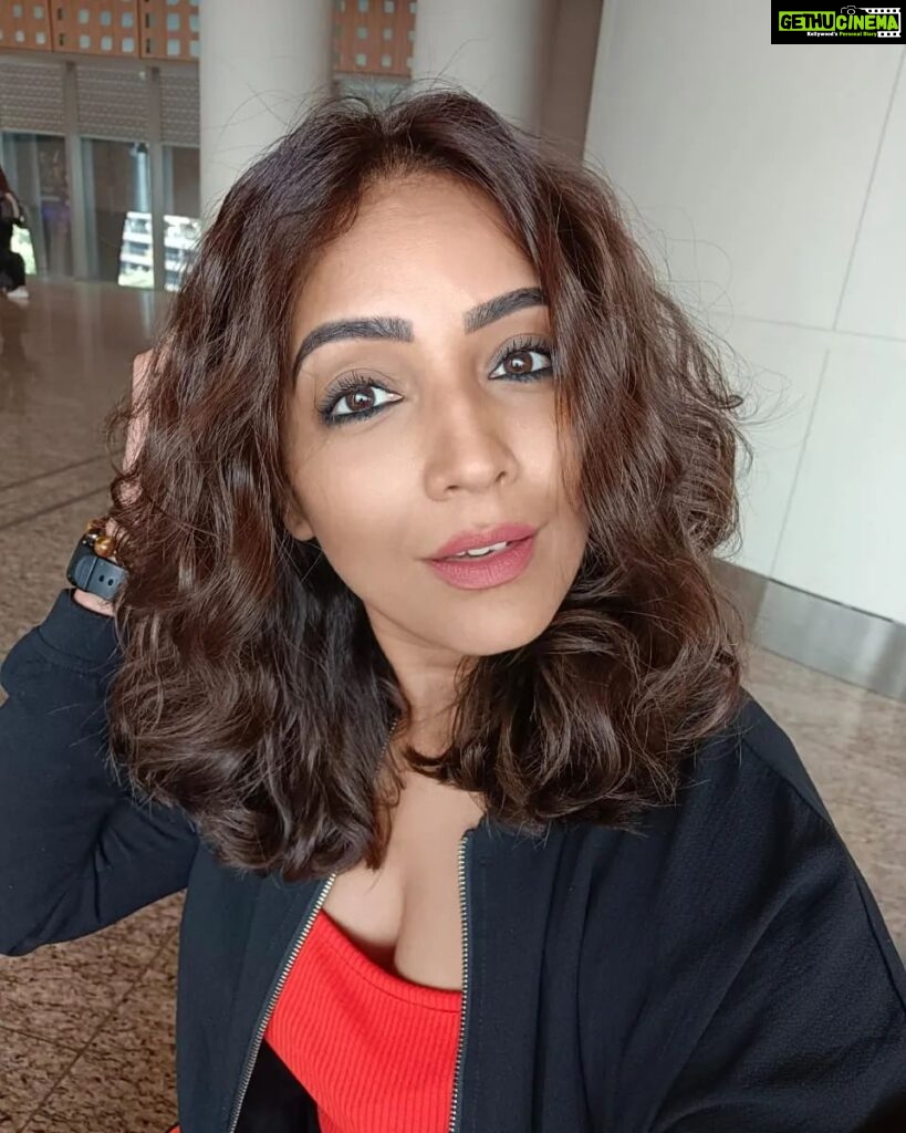 Meghna Naidu Instagram - Shorter hair... Don't care !!! #photooftheday #nofilter #nofilterneeded #meghnanaidu #shorthairdontcare Terminal 2 Chatrapati Shivaji Terminal Mumbai
