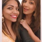 Meghna Naidu Instagram - My Beautiful Family 💗 I love you all so much 😘😘❣️ #family #life #indianwear #sareelove #southindianfamily #familybonding #beautiful #occasion #makingmemories #livefortoday #jhumka #bindi #kajal #smile #keepshining #onelifeliveit #sisters #selflove #bond #united #strength #weakness #alllove Mumbai - मुंबई