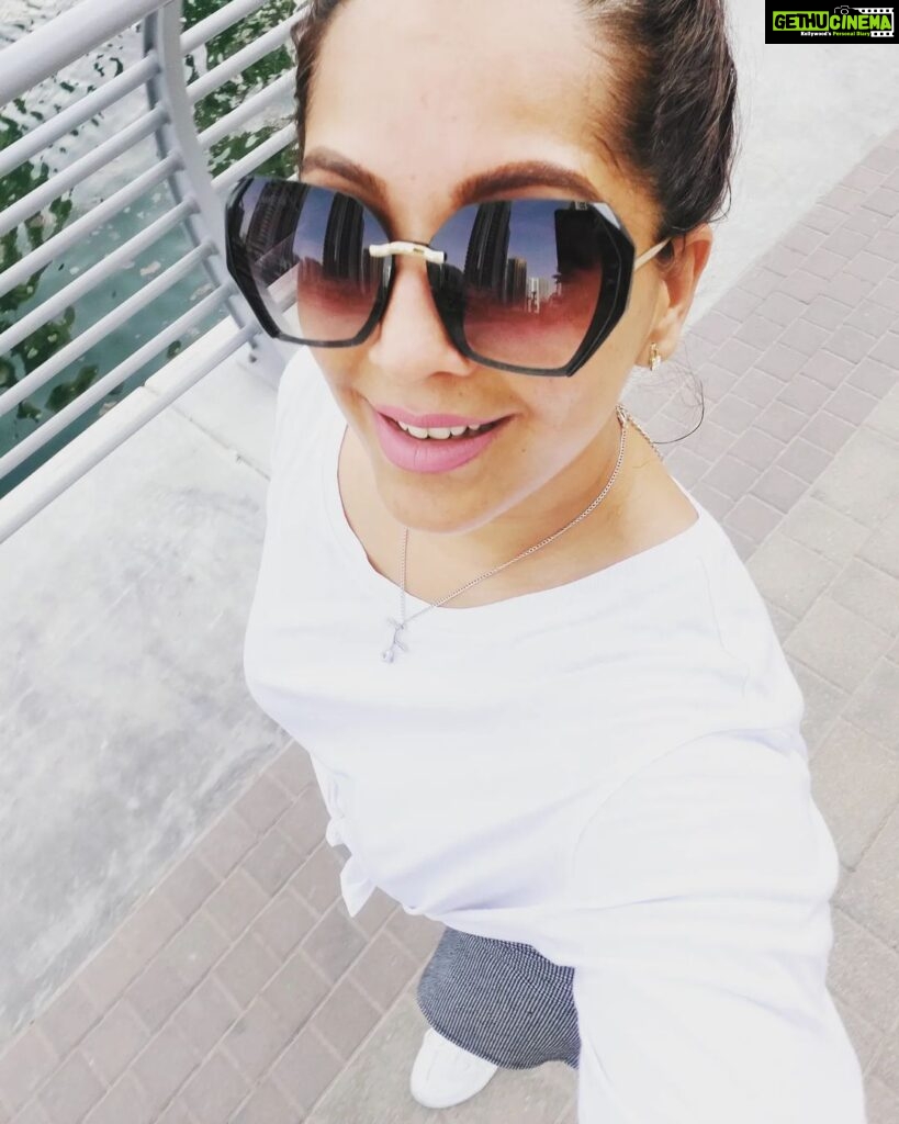 Meghna Naidu Instagram - Happy Sweaty Face covered by enormous chashma 😜 #happyandyouknowit #blessedandgrateful Marina Walk, Dubai Marina