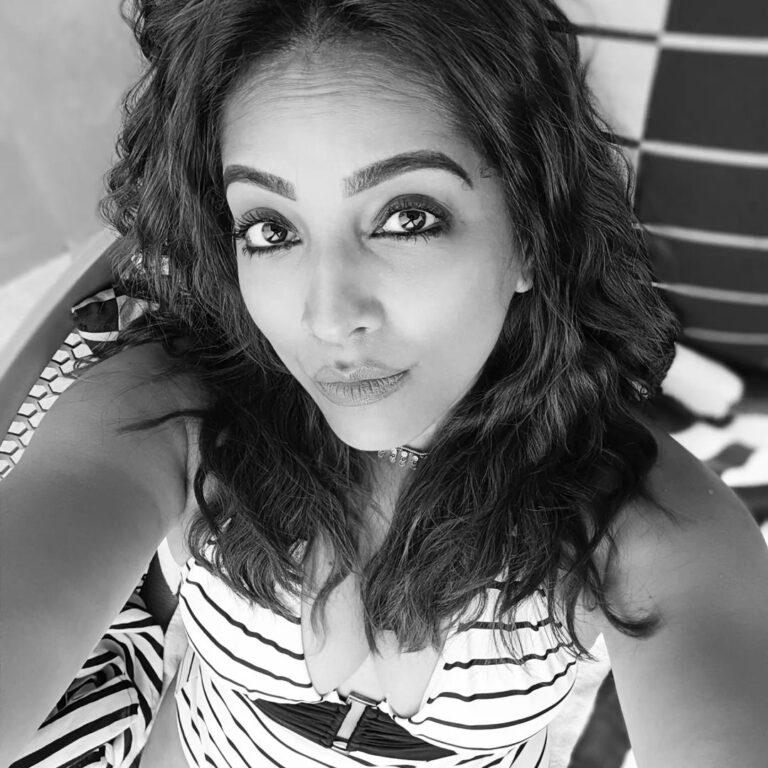 Meghna Naidu Instagram - Life in Black & White is more realistic 🖤 🤍 #photooftheday #helloweekend