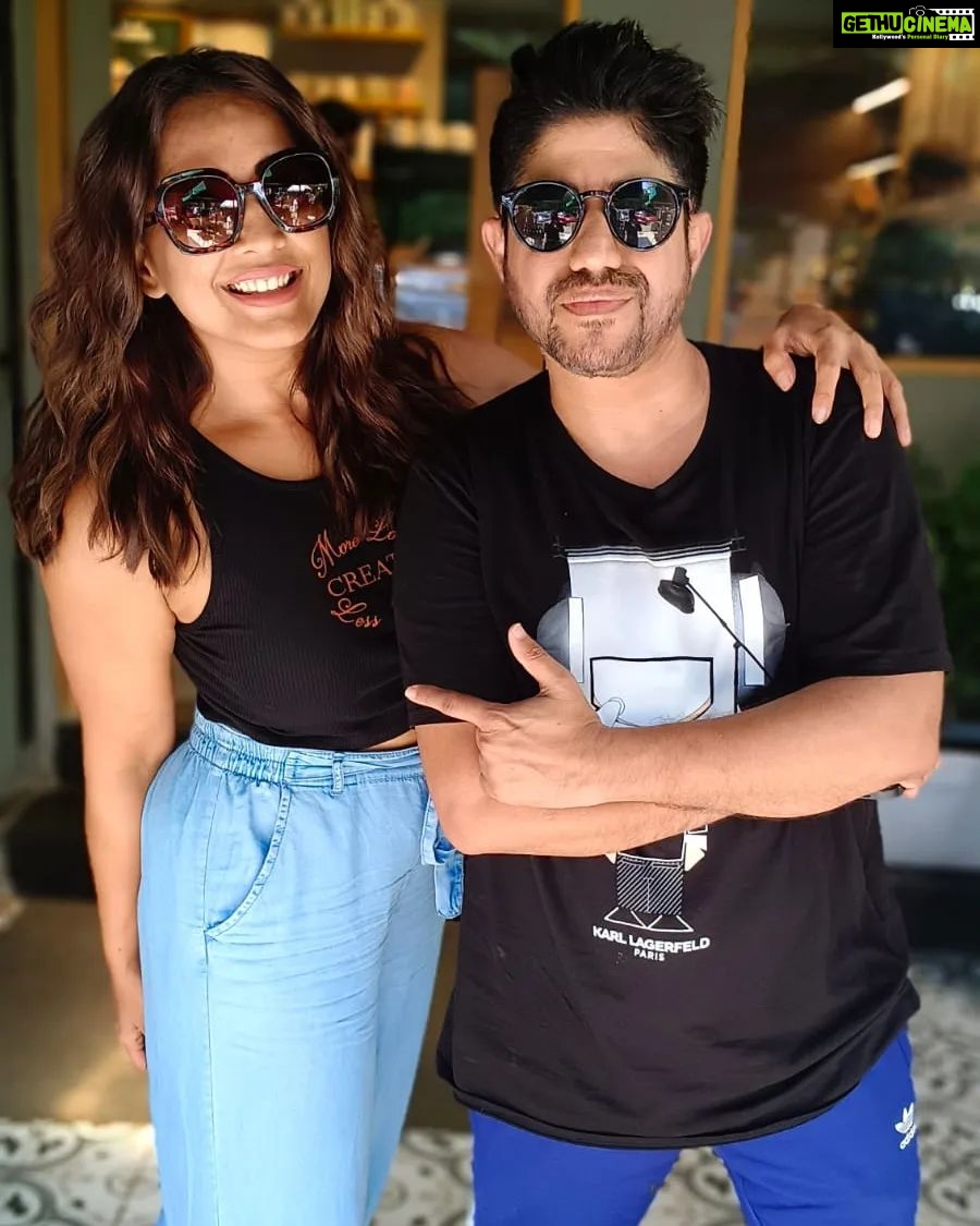 Meghna Naidu Instagram - And then I bump into the main man who created magic with "Kaliyon ka Chaman" @harryanand so good to see you 💃💃💃 #kaliyonkachaman #musicvideo #bollywoodsongs #musictrends #trendingsongs Mumbai, Maharashtra