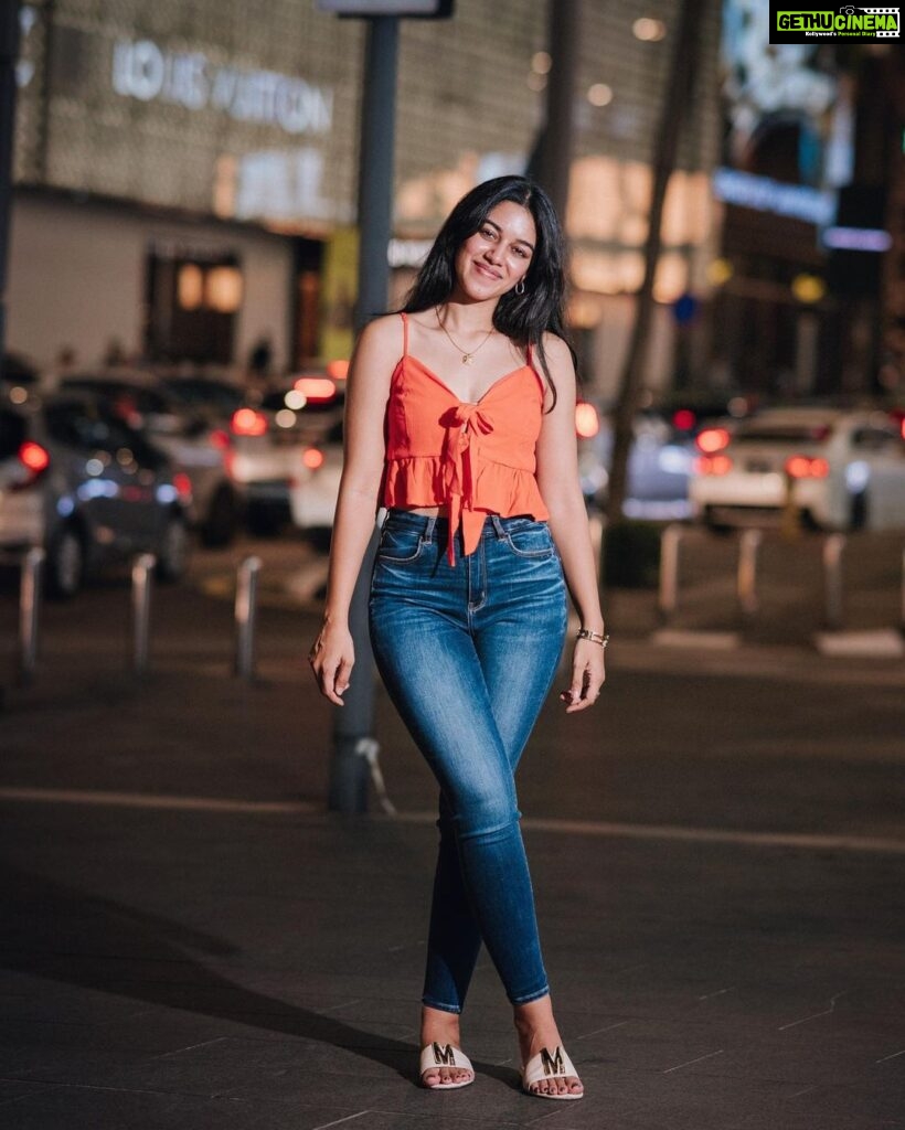 Mirnalini Ravi Instagram - Street Walks in KL 🧡 Pavilion KL