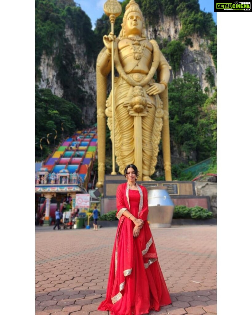 Mirnalini Ravi Instagram - Murugan thunai ❤️🙏🏻 Batu Caves, Kuala Lumpur, Malaysia