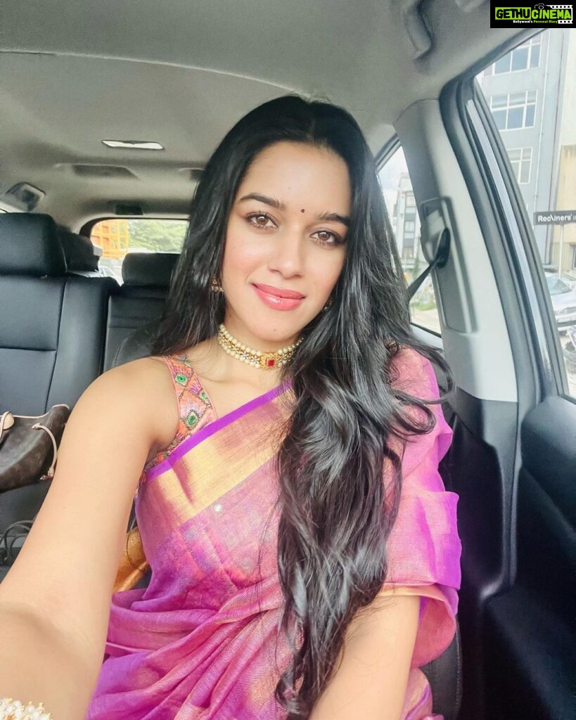 Mirnalini Ravi Instagram - Don’t you wanna just Come along for the ride? PS - oh had to give Credits Saree - Amma’s Blouse - Amma shopped a matching blouse from a random store & she fit it to my size Make up & Hair - Me & Mine Bangalore, India