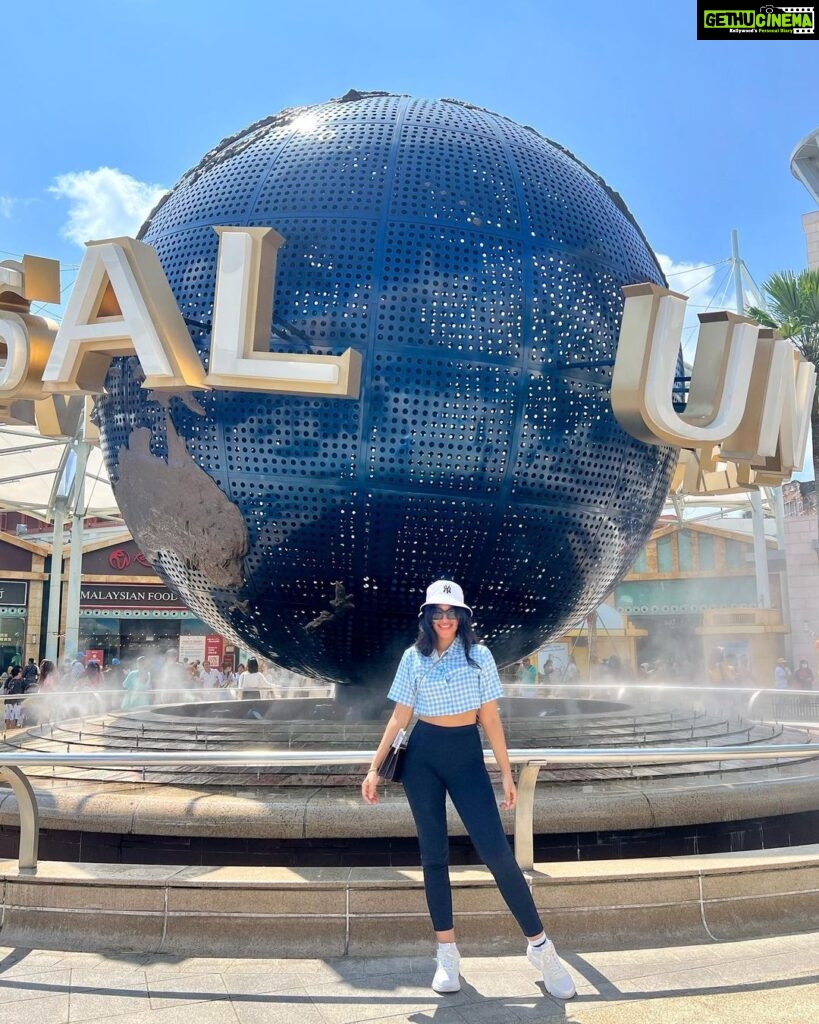 Mirnalini Ravi Instagram - Fulfilling her Childhood Dream 💭 #NevertooLate Universal Studios Singapore