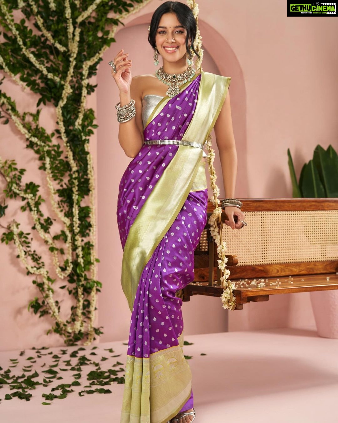 Mirnalini Ravi Instagram - The Big Billion Days are coming soon. Sale prices are already live. Shop sarees, kurtas, sets and more only on Flipkart Fashion. Starting at Rs. 149/- #FlipkartBigBillionDays #SalePriceLive #flipkartfashion #NaamhiKaafiHai @flipkartlifestyle @flipkart @divastri_ethnicwear
