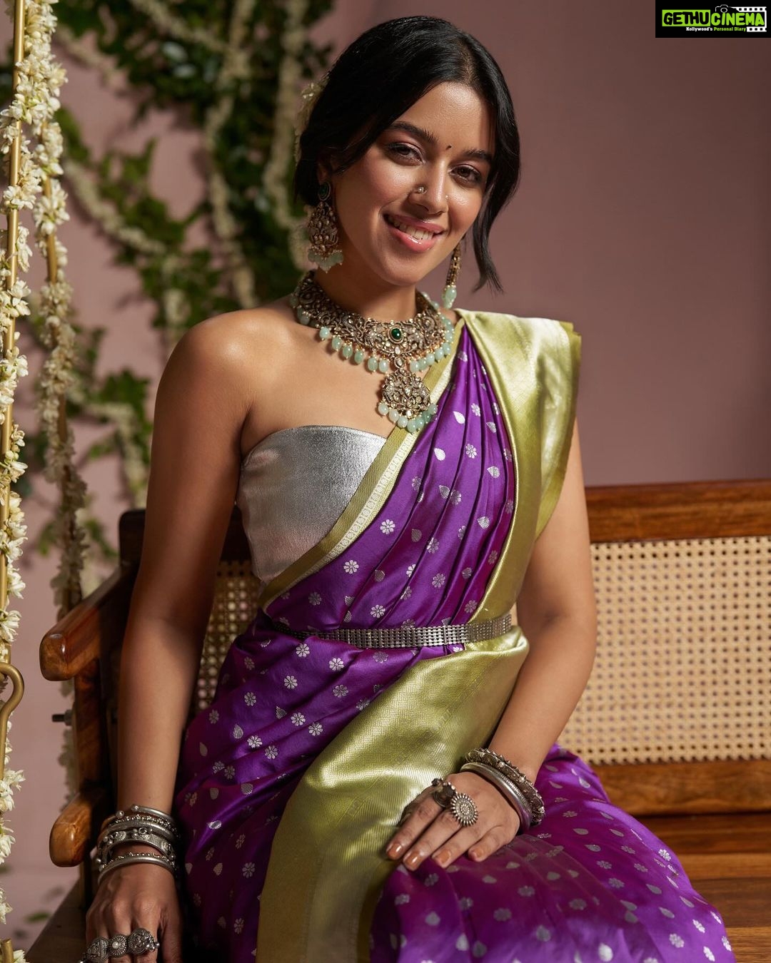 Mirnalini Ravi Instagram - The Big Billion Days are coming soon. Sale prices are already live. Shop sarees, kurtas, sets and more only on Flipkart Fashion. Starting at Rs. 149/- #FlipkartBigBillionDays #SalePriceLive #flipkartfashion #NaamhiKaafiHai @flipkartlifestyle @flipkart @divastri_ethnicwear