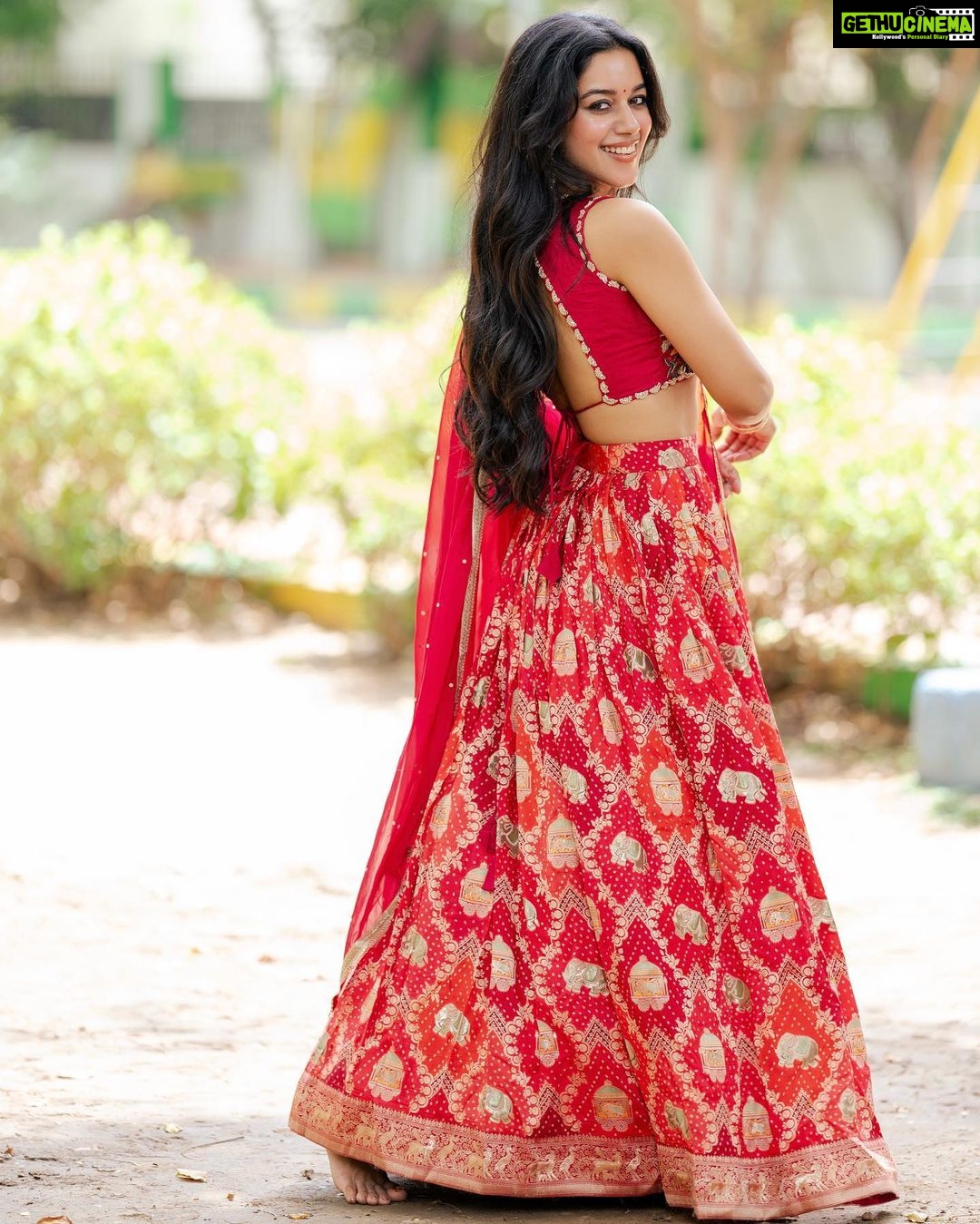 Mirnalini Ravi Instagram - Hey Siri , play What Jhumka ?💃