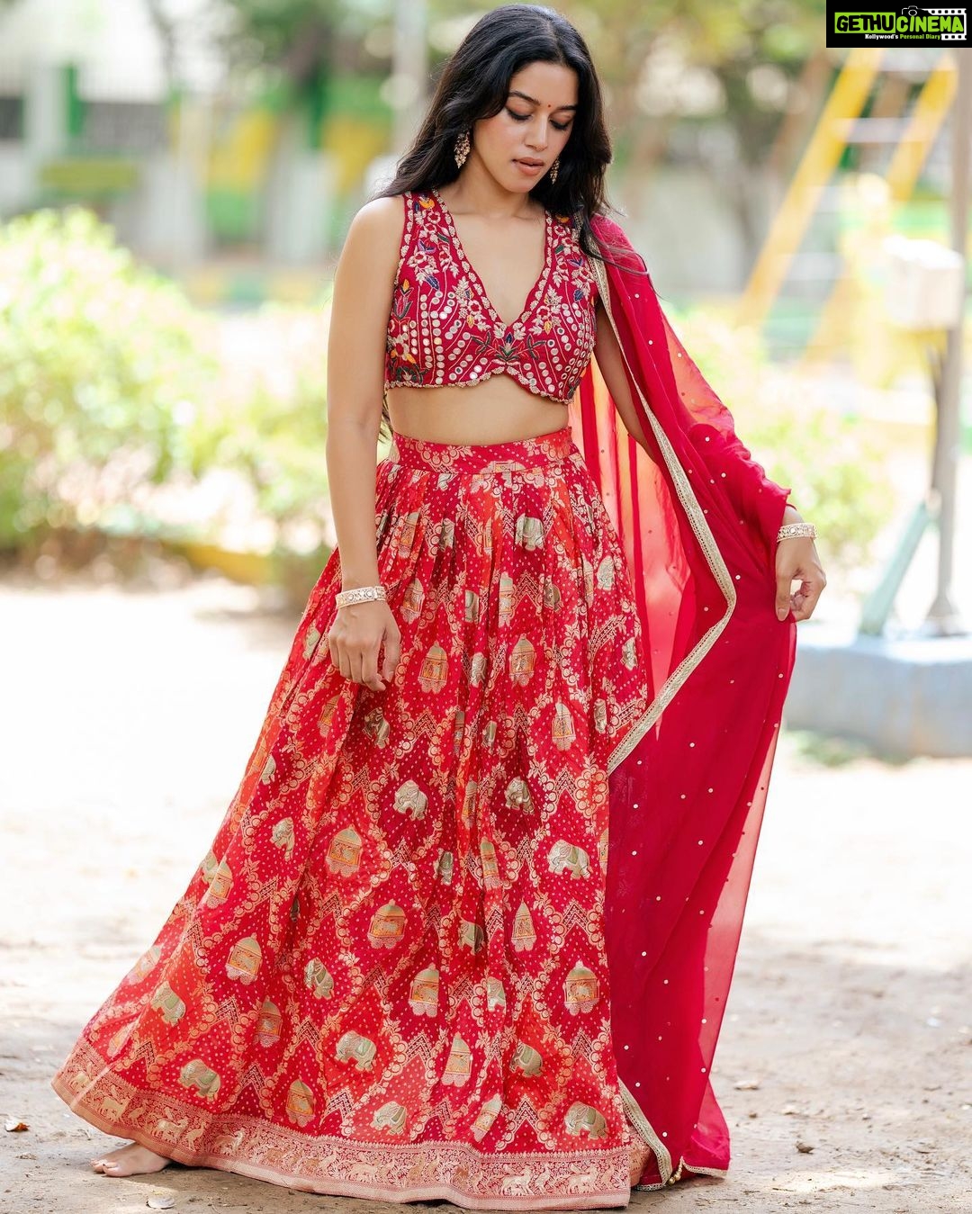 Mirnalini Ravi Instagram - Hey Siri , play What Jhumka ?💃