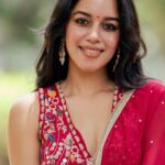 Mirnalini Ravi Instagram - Hey Siri , play What Jhumka ?💃