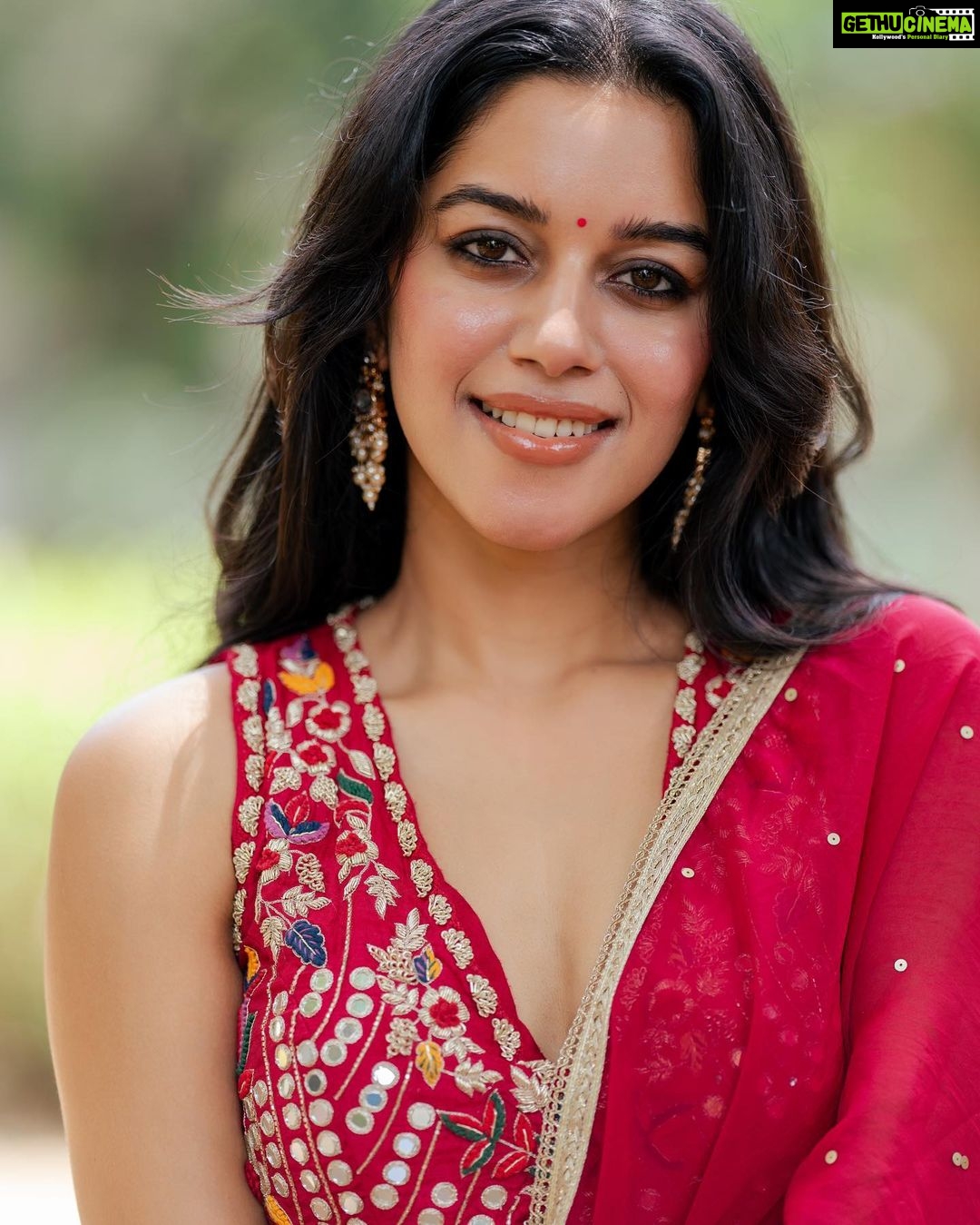 Mirnalini Ravi Instagram - Hey Siri , play What Jhumka ?💃