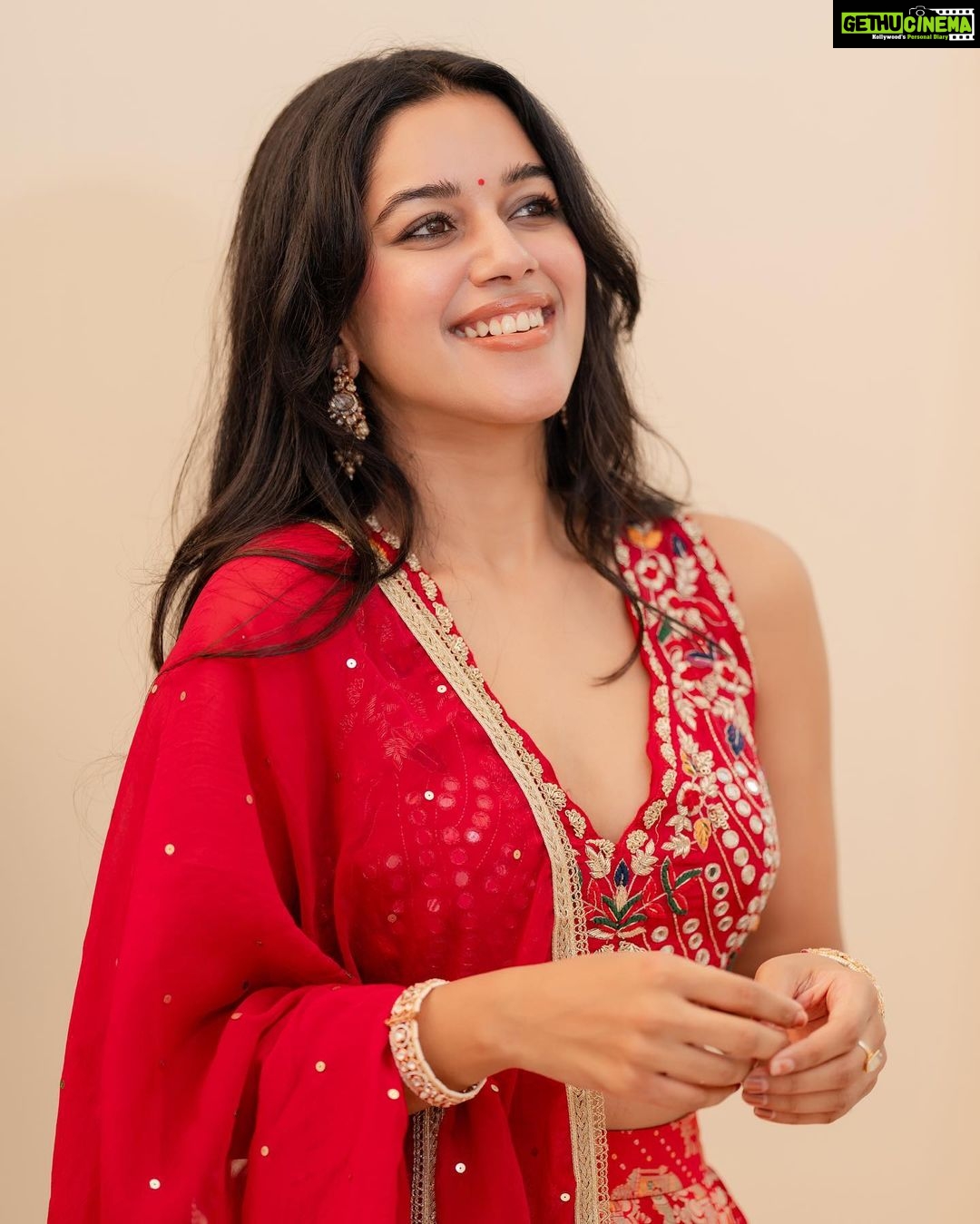 Mirnalini Ravi Instagram - Hey Siri , play What Jhumka ?💃