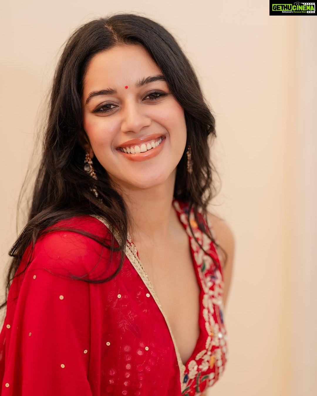 Mirnalini Ravi Instagram - Hey Siri , play What Jhumka ?💃