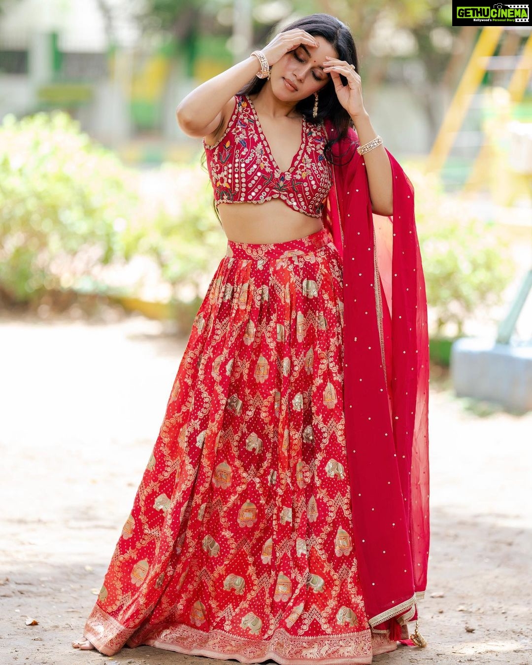 Mirnalini Ravi Instagram - Hey Siri , play What Jhumka ?💃