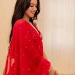 Mirnalini Ravi Instagram - Hey Siri , play What Jhumka ?💃