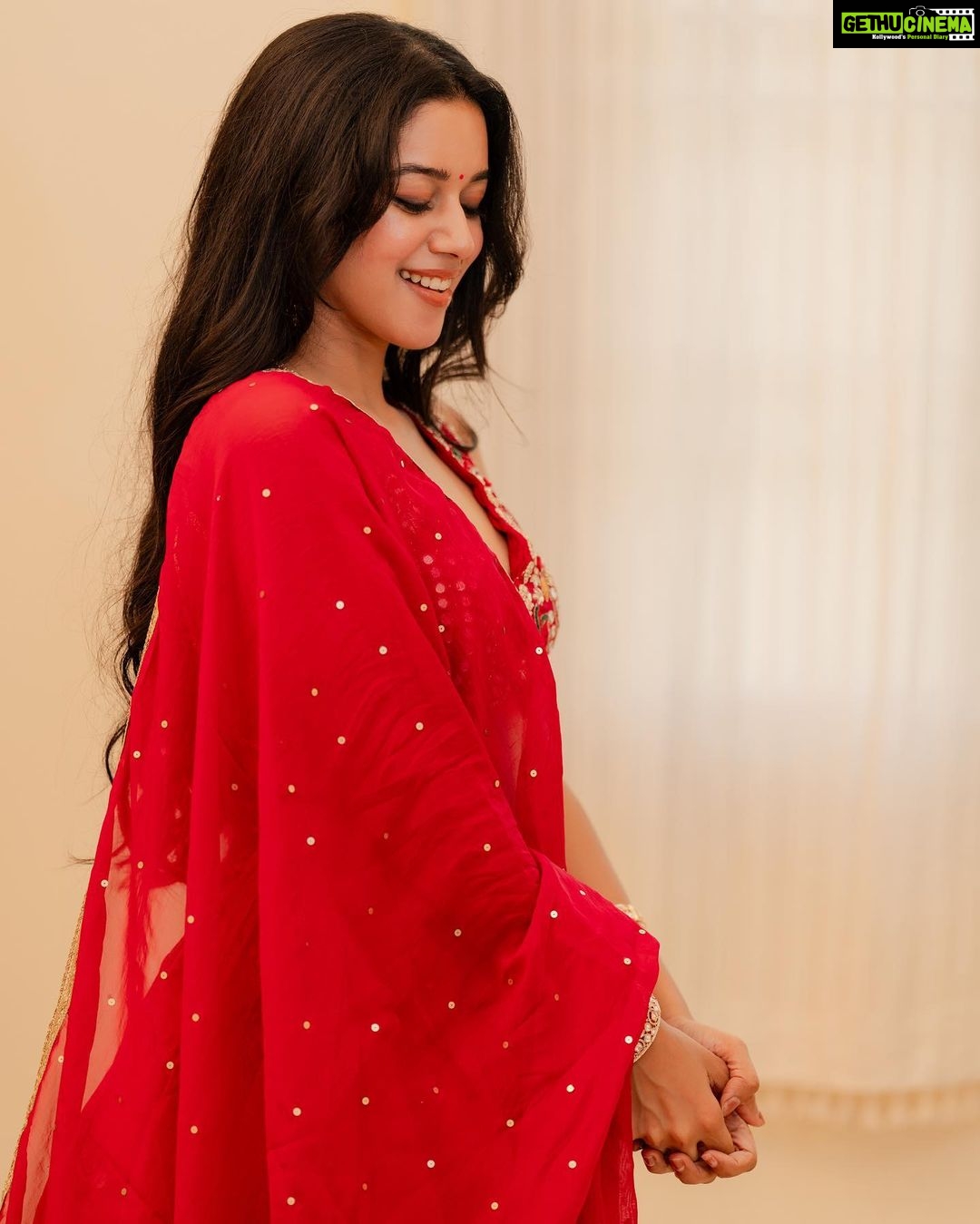 Mirnalini Ravi Instagram - Hey Siri , play What Jhumka ?💃