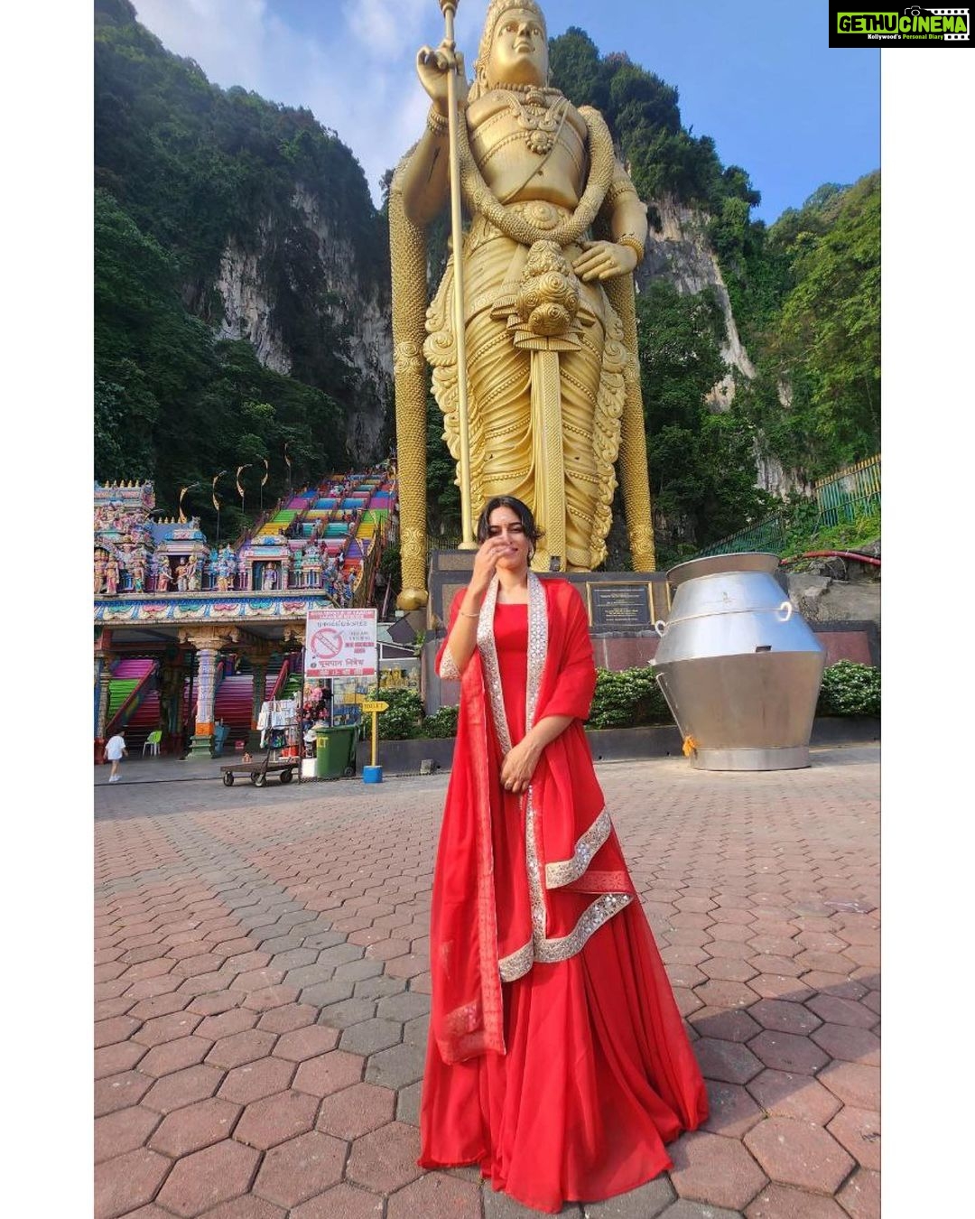 Mirnalini Ravi Instagram - Murugan thunai ❤️🙏🏻 Batu Caves, Kuala Lumpur, Malaysia