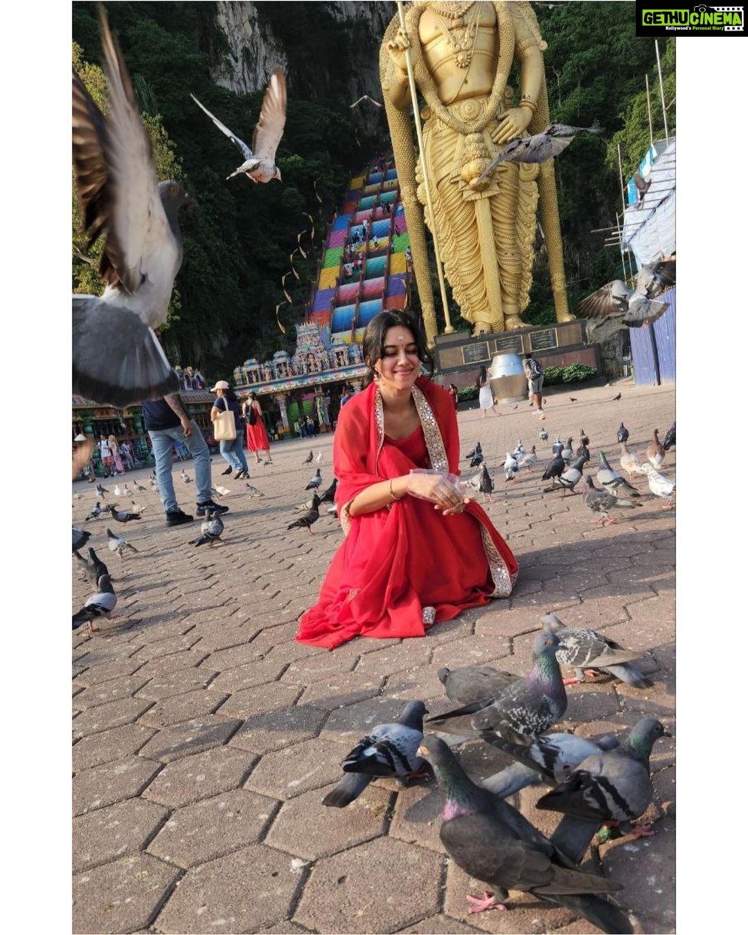 Mirnalini Ravi Instagram - Murugan thunai ❤️🙏🏻 Batu Caves, Kuala Lumpur, Malaysia