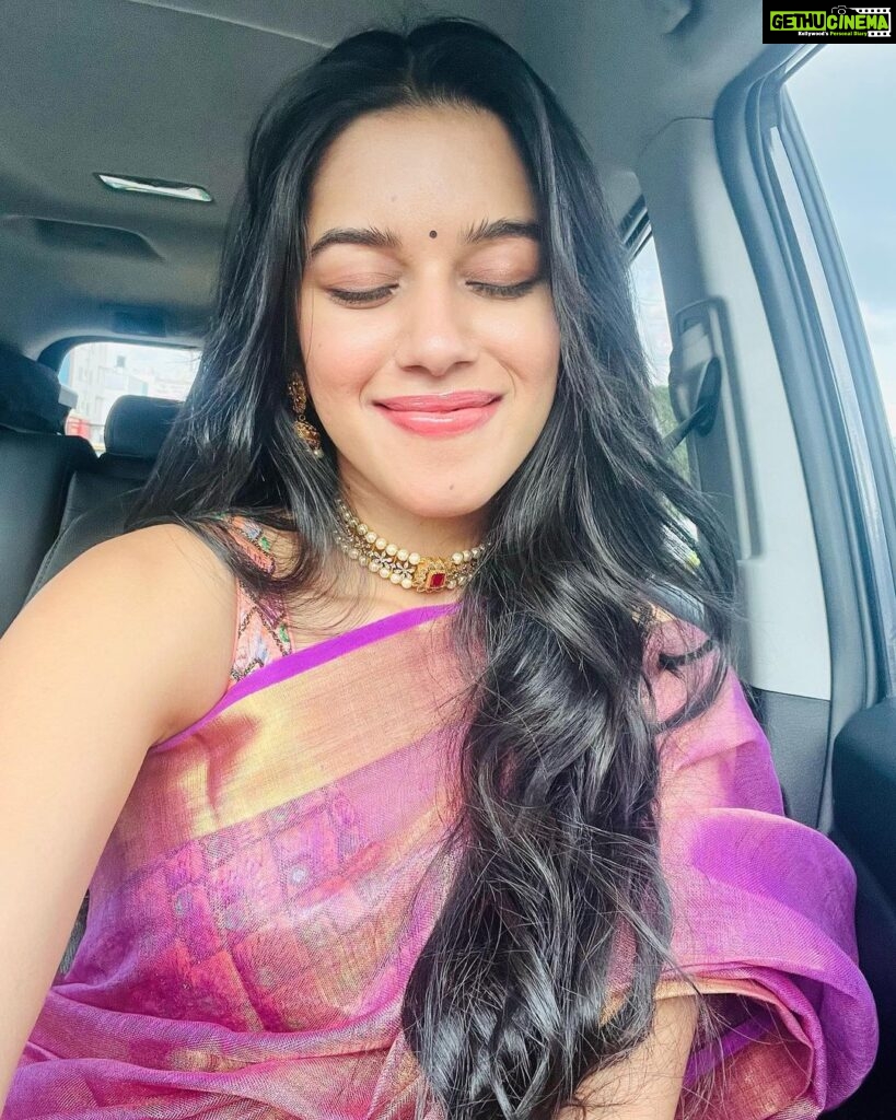 Mirnalini Ravi Instagram - Don’t you wanna just Come along for the ride? PS - oh had to give Credits Saree - Amma’s Blouse - Amma shopped a matching blouse from a random store & she fit it to my size Make up & Hair - Me & Mine Bangalore, India