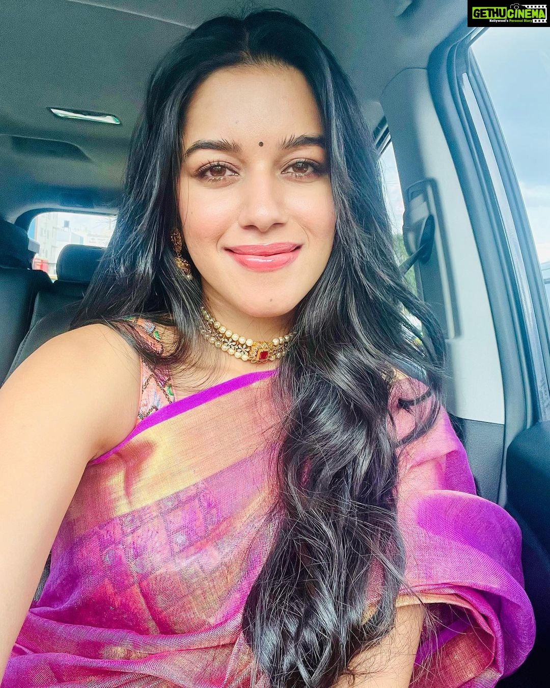 Mirnalini Ravi Instagram - Don’t you wanna just Come along for the ride? PS - oh had to give Credits Saree - Amma’s Blouse - Amma shopped a matching blouse from a random store & she fit it to my size Make up & Hair - Me & Mine Bangalore, India