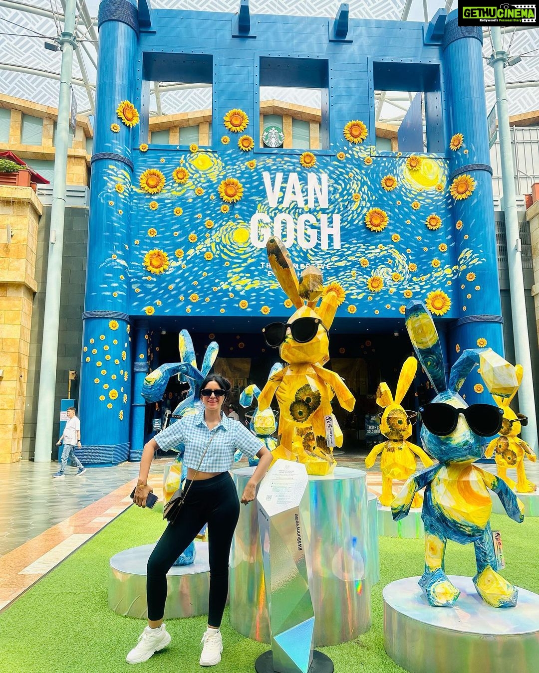 Mirnalini Ravi Instagram - Fulfilling her Childhood Dream 💠#NevertooLate Universal Studios Singapore