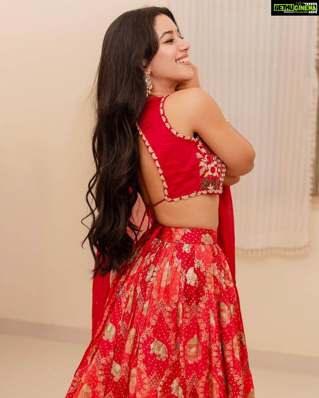 Mirnalini Ravi Instagram - Hey Siri , play What Jhumka ?💃