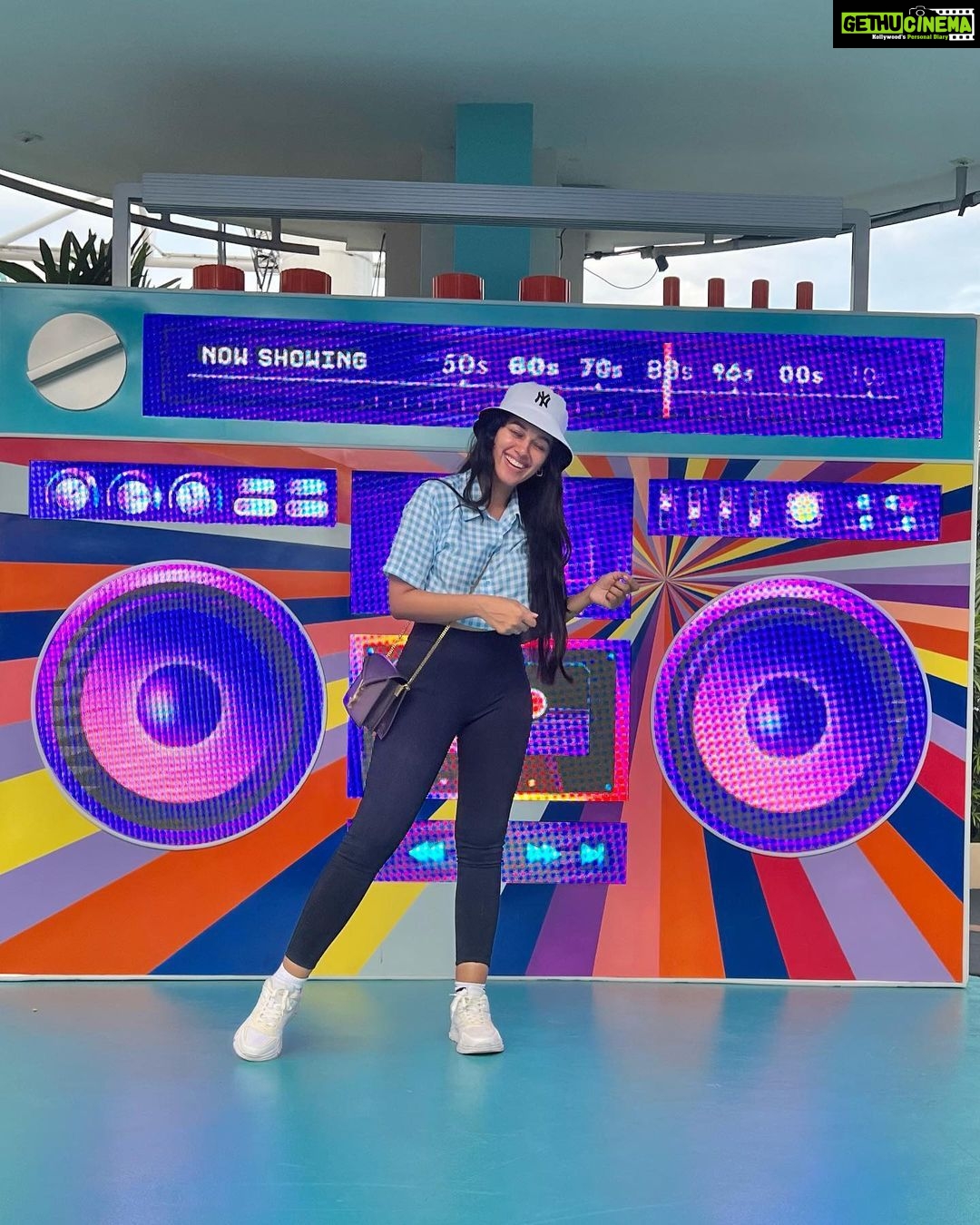Mirnalini Ravi Instagram - Fulfilling her Childhood Dream 💠#NevertooLate Universal Studios Singapore