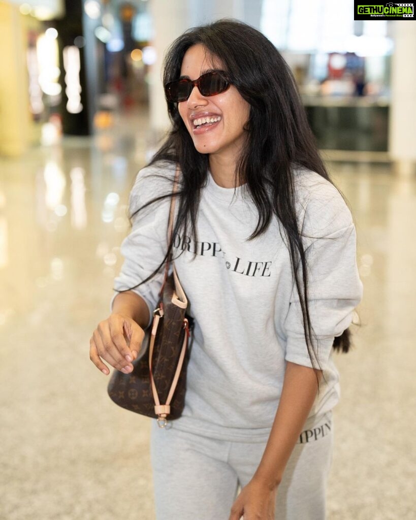 Mirnalini Ravi Instagram - A Muse at her Finest ✌🏻 Kl Airport