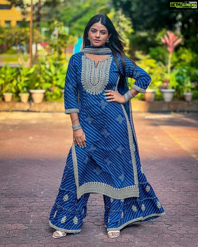 Mitali Nag Instagram - Taking away all your blues 💙 . . . Stylist @the_neerajpandey Outfit @scakhi . . . [ Indian wear, Indian actress, traditional wear, festive look, dusky beauty, mitaali nag, heeriye song, trending audio ] Mumbai - मुंबई