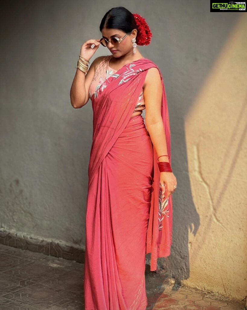 Mitali Nag Instagram - Swipe left to see some melanin swag 😉🔥 . . . Stylist @the_neerajpandey Outfit @kaashvibypoojakalra Outfit PR @pooja.kalra37 Earrings @adwitiyacollection Jewellery Stylist @rimadidthat Jewellery PR @mediatribein Mitaali Nag, Afsar Bitiya, Draupadi, Saree Look, Indian, dusky, brown girl, Indian actress, fashion, trending audio. Mumbai, Maharashtra