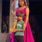 Mitali Nag Instagram - Yesterday was a landmark day in our lives… Our first award as “Most entertaining Mom Son duo”!!! Pls zoom the second pic to see my #chocolateeyedboy’s name ♥️♥️ Ty Dadasaheb Phalke Icon awards for this honour and appreciation ♥️🧿♥️ . . PR @kritikapandeyk Outfit @kimpereiraofficial Earrings @adwitiyacollection Belt @kash_designs2021 Jewellery PR @mediatribein @rimadidthat . . #mitaalinag #momson #indianactress #award #333 #trendingaudio megastar photography day Mumbai - मुंबई
