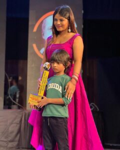 Mitali Nag Instagram - Yesterday was a landmark day in our lives…
Our first award as “Most entertaining Mom Son duo”!!! 
Pls zoom the second pic to see my #chocolateeyedboy’s name ♥️♥️
Ty Dadasaheb Phalke Icon awards for this honour and appreciation ♥️🧿♥️
.
.
PR @kritikapandeyk 
Outfit @kimpereiraofficial 
Earrings @adwitiyacollection 
Belt @kash_designs2021 
Jewellery PR @mediatribein @rimadidthat 
.
.
#mitaalinag #momson #indianactress #award #333 #trendingaudio megastar photography day