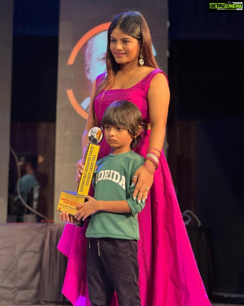 Mitali Nag Instagram - Yesterday was a landmark day in our lives… Our first award as “Most entertaining Mom Son duo”!!! Pls zoom the second pic to see my #chocolateeyedboy’s name ♥️♥️ Ty Dadasaheb Phalke Icon awards for this honour and appreciation ♥️🧿♥️ . . PR @kritikapandeyk Outfit @kimpereiraofficial Earrings @adwitiyacollection Belt @kash_designs2021 Jewellery PR @mediatribein @rimadidthat . . #mitaalinag #momson #indianactress #award #333 #trendingaudio megastar photography day Mumbai - मुंबई