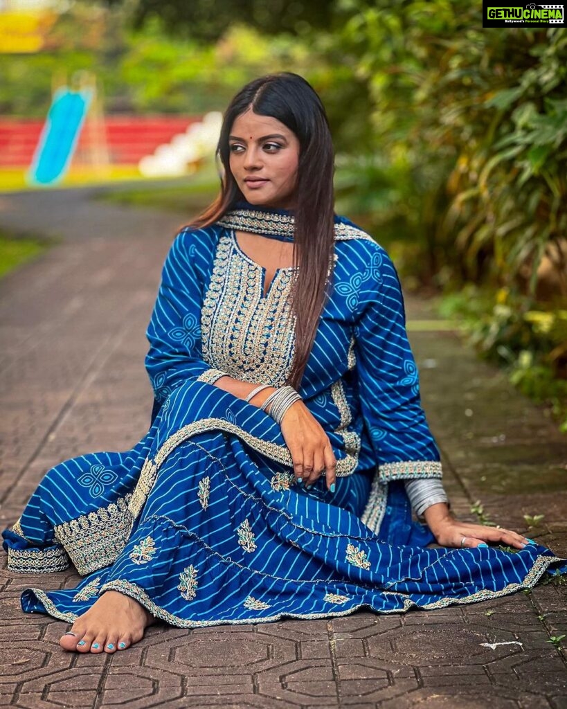 Mitali Nag Instagram - Taking away all your blues 💙 . . . Stylist @the_neerajpandey Outfit @scakhi . . . [ Indian wear, Indian actress, traditional wear, festive look, dusky beauty, mitaali nag, heeriye song, trending audio ] Mumbai - मुंबई