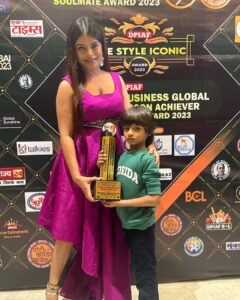 Mitali Nag Instagram - Yesterday was a landmark day in our lives…
Our first award as “Most entertaining Mom Son duo”!!! 
Pls zoom the second pic to see my #chocolateeyedboy’s name ♥️♥️
Ty Dadasaheb Phalke Icon awards for this honour and appreciation ♥️🧿♥️
.
.
PR @kritikapandeyk 
Outfit @kimpereiraofficial 
Earrings @adwitiyacollection 
Belt @kash_designs2021 
Jewellery PR @mediatribein @rimadidthat 
.
.
#mitaalinag #momson #indianactress #award #333 #trendingaudio megastar photography day