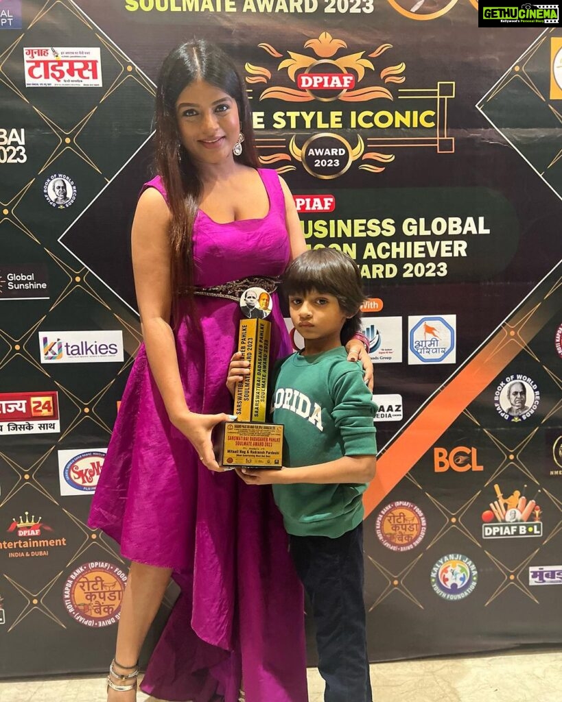 Mitali Nag Instagram - Yesterday was a landmark day in our lives… Our first award as “Most entertaining Mom Son duo”!!! Pls zoom the second pic to see my #chocolateeyedboy’s name ♥♥ Ty Dadasaheb Phalke Icon awards for this honour and appreciation ♥🧿♥ . . PR @kritikapandeyk Outfit @kimpereiraofficial Earrings @adwitiyacollection Belt @kash_designs2021 Jewellery PR @mediatribein @rimadidthat . . #mitaalinag #momson #indianactress #award #333 #trendingaudio megastar photography day Mumbai - मुंबई
