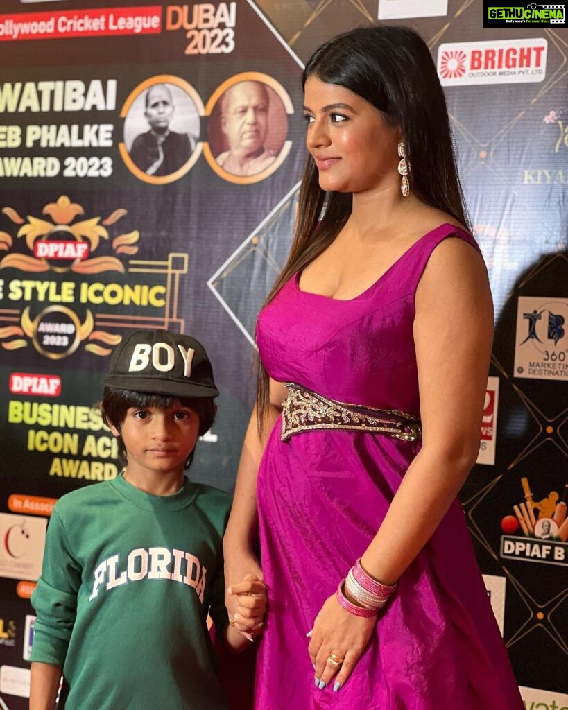 Mitali Nag Instagram - Yesterday was a landmark day in our lives… Our first award as “Most entertaining Mom Son duo”!!! Pls zoom the second pic to see my #chocolateeyedboy’s name ♥♥ Ty Dadasaheb Phalke Icon awards for this honour and appreciation ♥🧿♥ . . PR @kritikapandeyk Outfit @kimpereiraofficial Earrings @adwitiyacollection Belt @kash_designs2021 Jewellery PR @mediatribein @rimadidthat . . #mitaalinag #momson #indianactress #award #333 #trendingaudio megastar photography day Mumbai - मुंबई