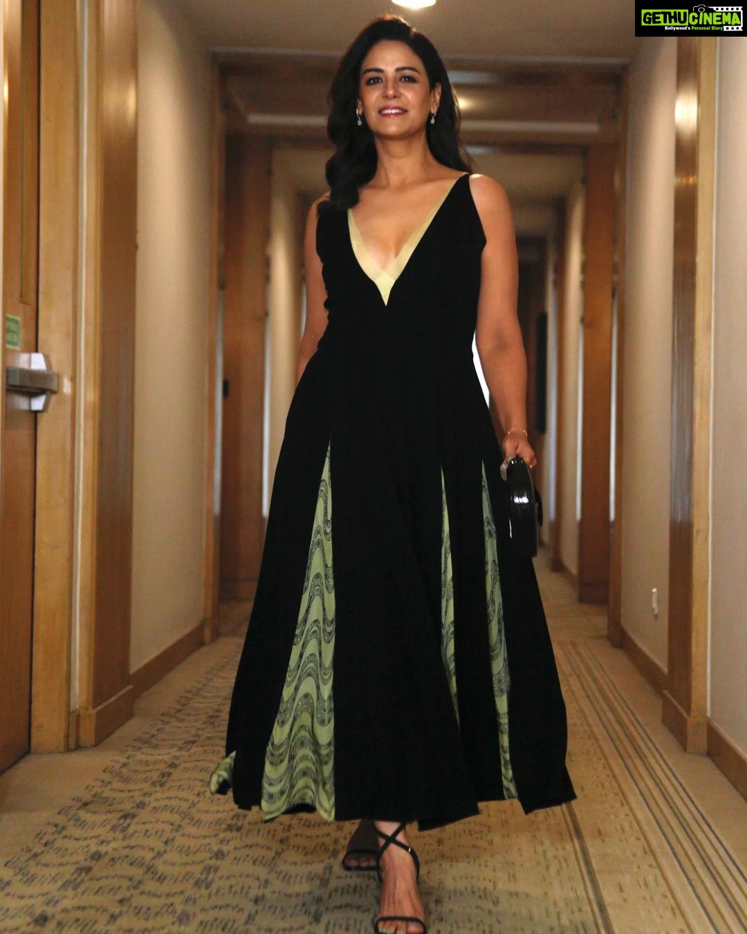 Mona Singh Instagram - #CLASSIC #รLรGANTE @monajsingh for #madeinheavenseason2 #trailerlaunch #primevideo @primevideoin @tigerbabyofficial @excelmovies #comingsoon Styled by @smriti.schauhan Wearing - @studiomoonray Hair - @pujashrijain with @ishansupriyamilind MUA - @rupeshryadav Costume team- @_amritaverma_ and @pavitrachopra Bracelet and butterfly studs ๐ฆ- @azotiique @rahejavarun Earring ๐ - @aquamarine_jewellery Ring ๐- @tribebyamrapali Stilletos ๐ - @stevemaddenindia ๐ - @stevemaddenindia ๐ท - @dev.yami Talent Managed by - @sunnykripalani #styledbyme #MIH #MIHS2 #vintage #classic #vintagestyle #vintageblackglamour